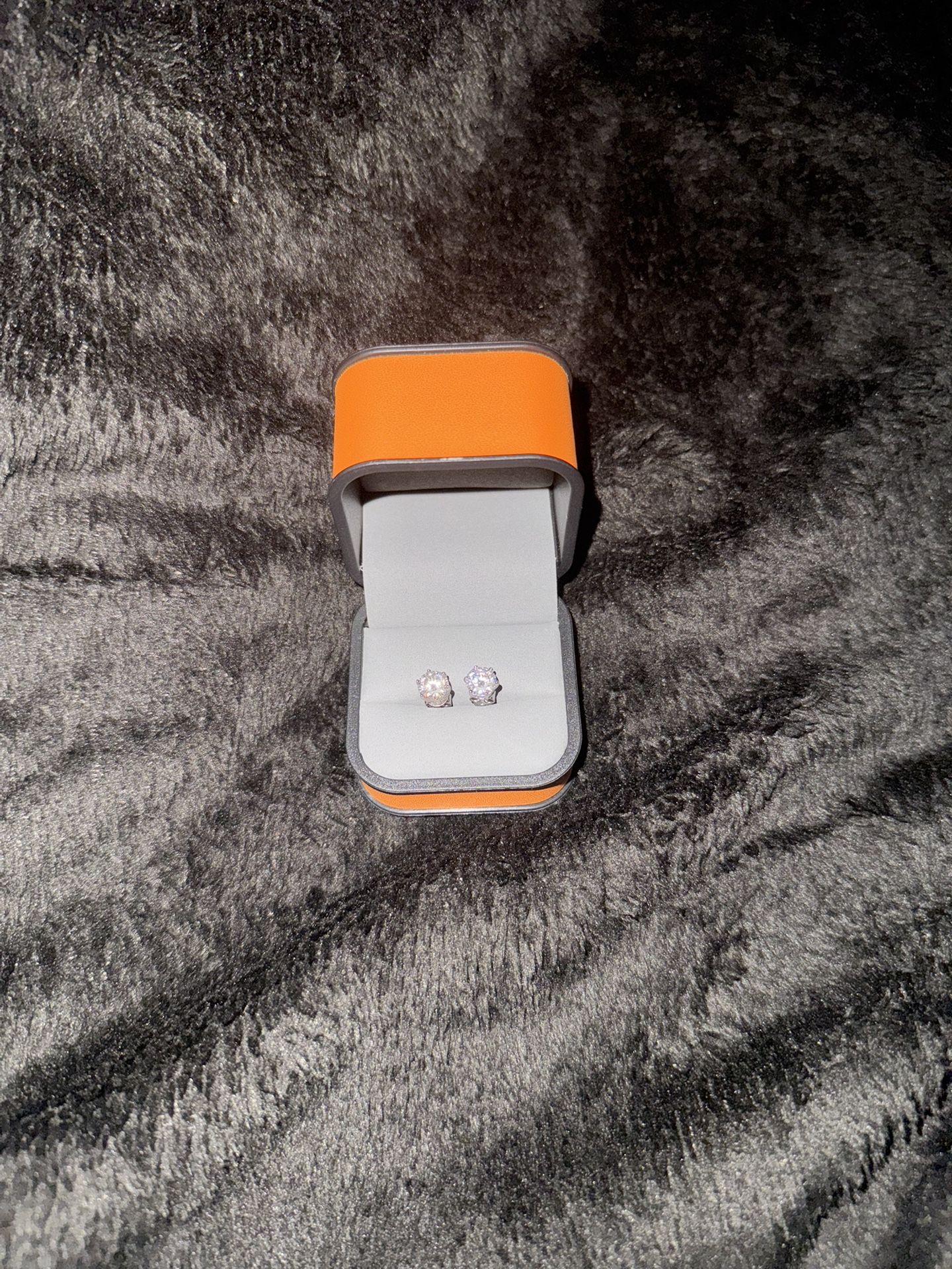 Earrings 1 CT