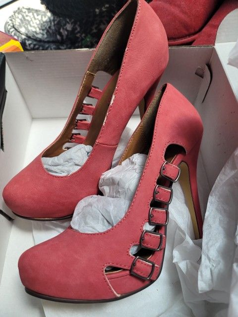 5 pairs of women's shoes.
