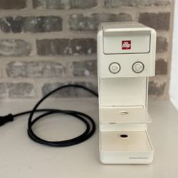 lly Y3 IperEspresso Machine – Compact & Stylish