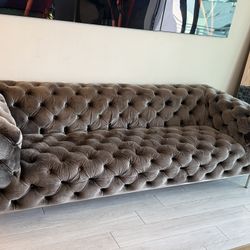 Brown tufted sofa / sofá marrón
