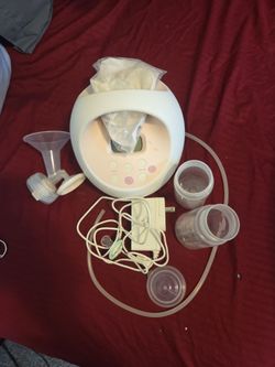 Breast pump with 2 bottles