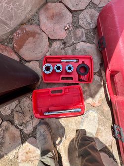 Manual pipe threader