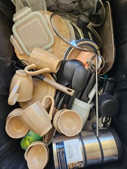 Lots of kitchen items