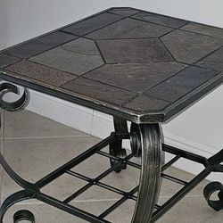 Wrought iron and tile-top end table. Mesa Centro Hierro Con Top De Piedra