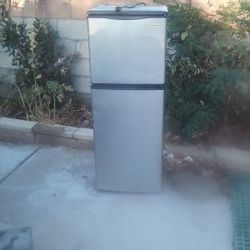 Magic Chef Refrigerator Black And Sliver