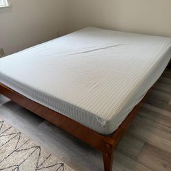 Queen Bed frame For sale - solid wood - Mahagony
