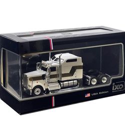 IXO Models 1:64 Kenworth W900 - White with Comet