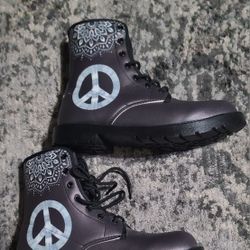 Boots New Size Womens 9 , Mens 7 