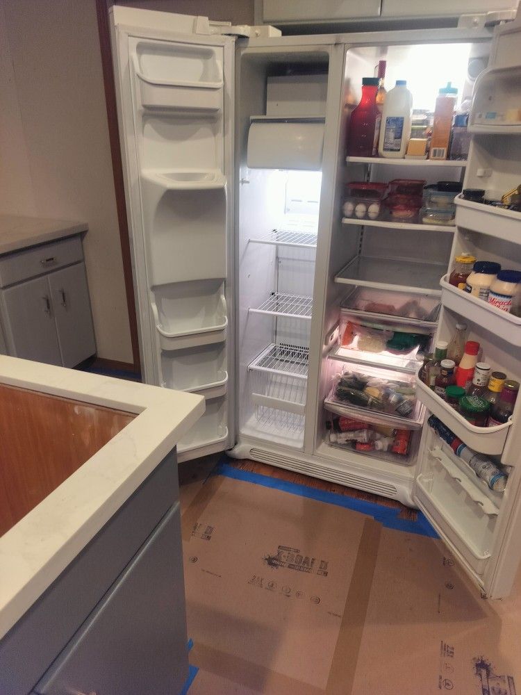 Frigidaire Refrigerator And Dispenser 