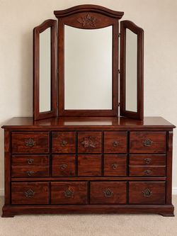FREE Dresser with Mirror – URGENT PICKUP