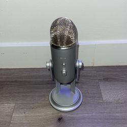 Blue Yeti Professional Multi-Pattern USB Condenser Microphone in Silver