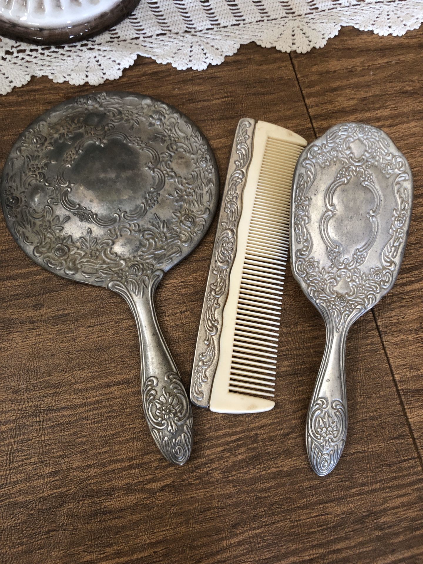 Sterling silver antique vanity set. Just needs polishing. Mirror is not broken or chipped. Beautiful pieces💕