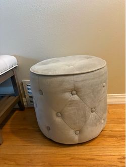 Tufted Velvet Round Ottoman / Footstool – Light Beige/Gray