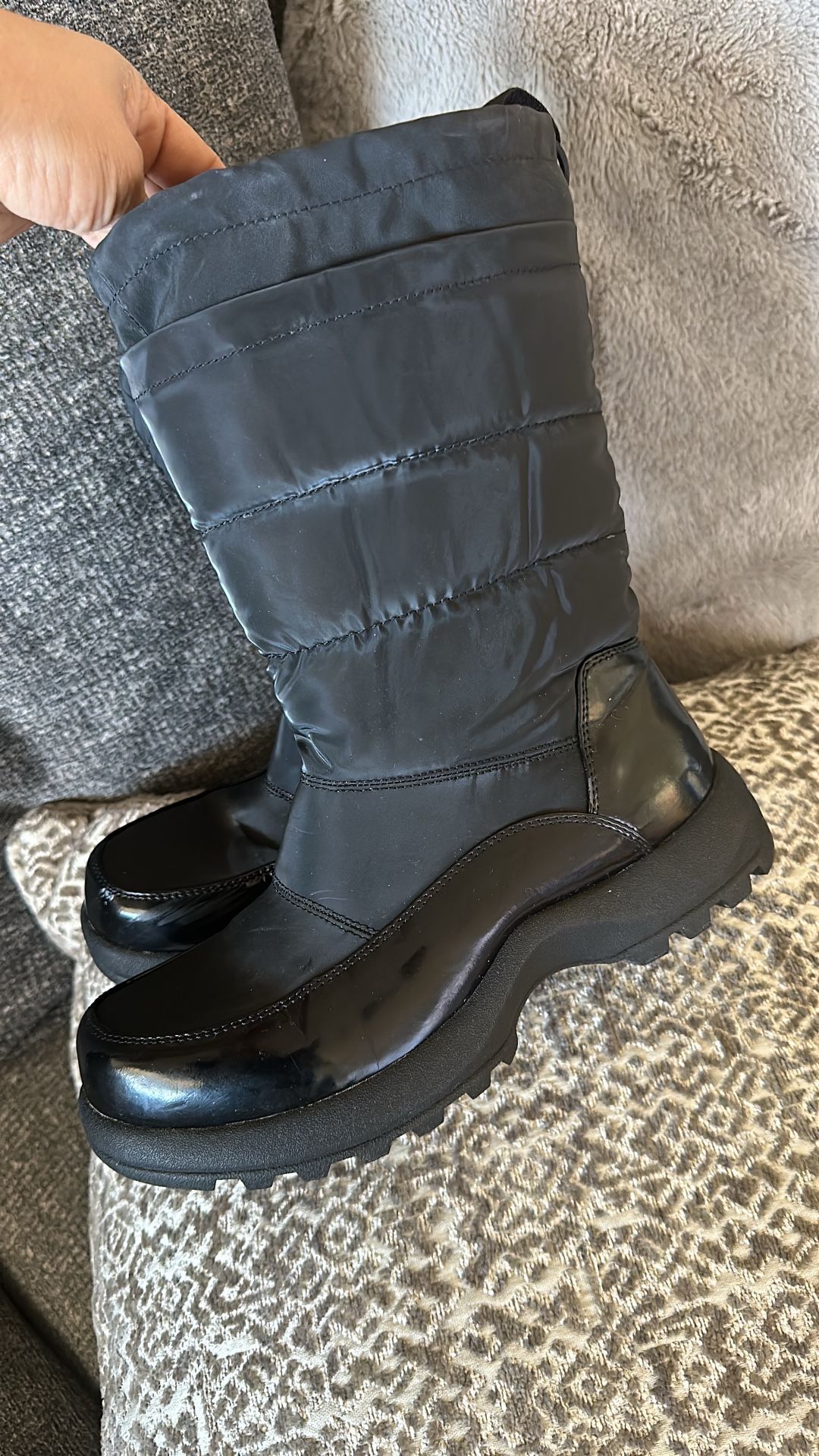 snow boots size 8 