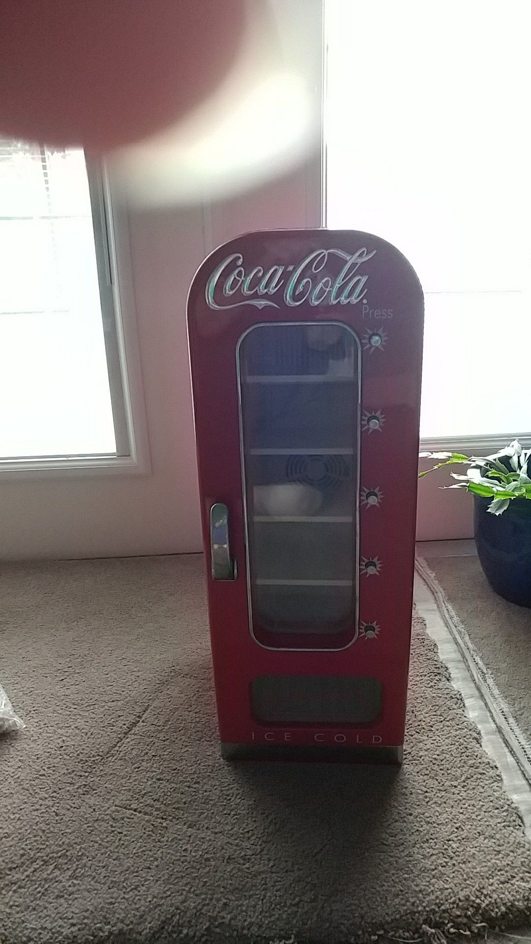 Retro Coca Cola vending refrigerator. 10 can.