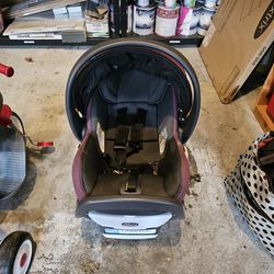 Chicco FIT2 Carseat AND BASE - No Accidents - $40