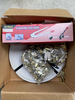 Strapping Machine With Strap And Clasps