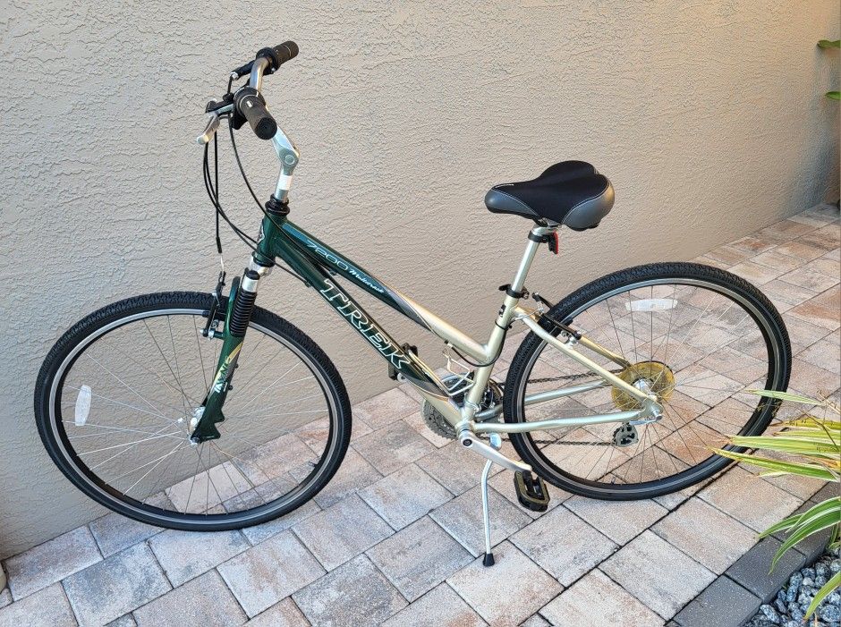 Trek 26" Women's Bike:TREK 7200 MULTITRACK, RECENTLY SERVICED, NO RUST, 7 SPEED, UPRIGHT RIDING, 15" FRAME AND NEW SEAT W/COVER