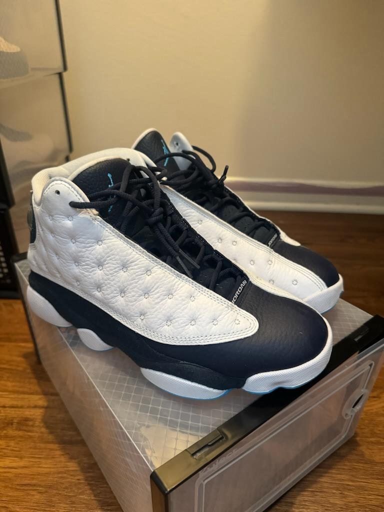 Jordan 13 Retro en negro obsidiana, powder, azul celeste y blanco
