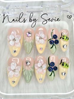 Handmade Acrylic Press-On Nails Floral Bee Design
