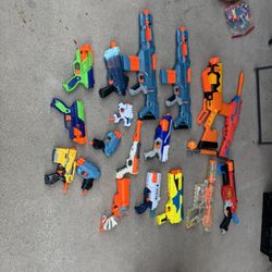 18 Nerf Guns And Darts 