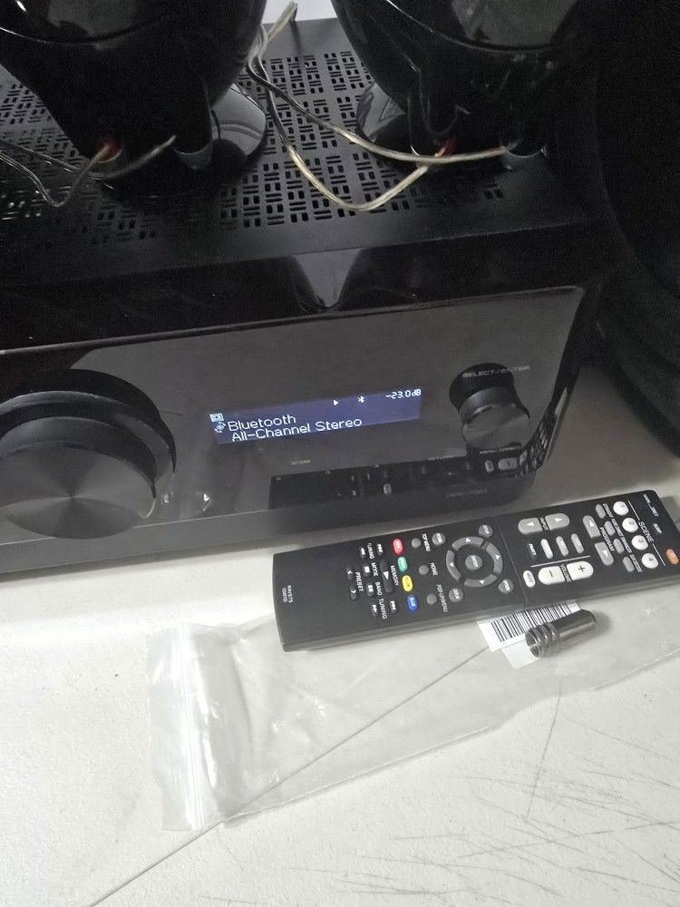 Yamaha AV Reciever TSR-700 +4 KEF Speakers + KEF Subwoofer