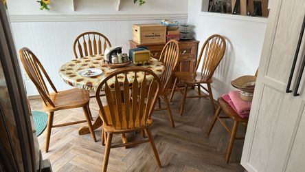 Dinning room table with leaf 6 chairs and matching buffet