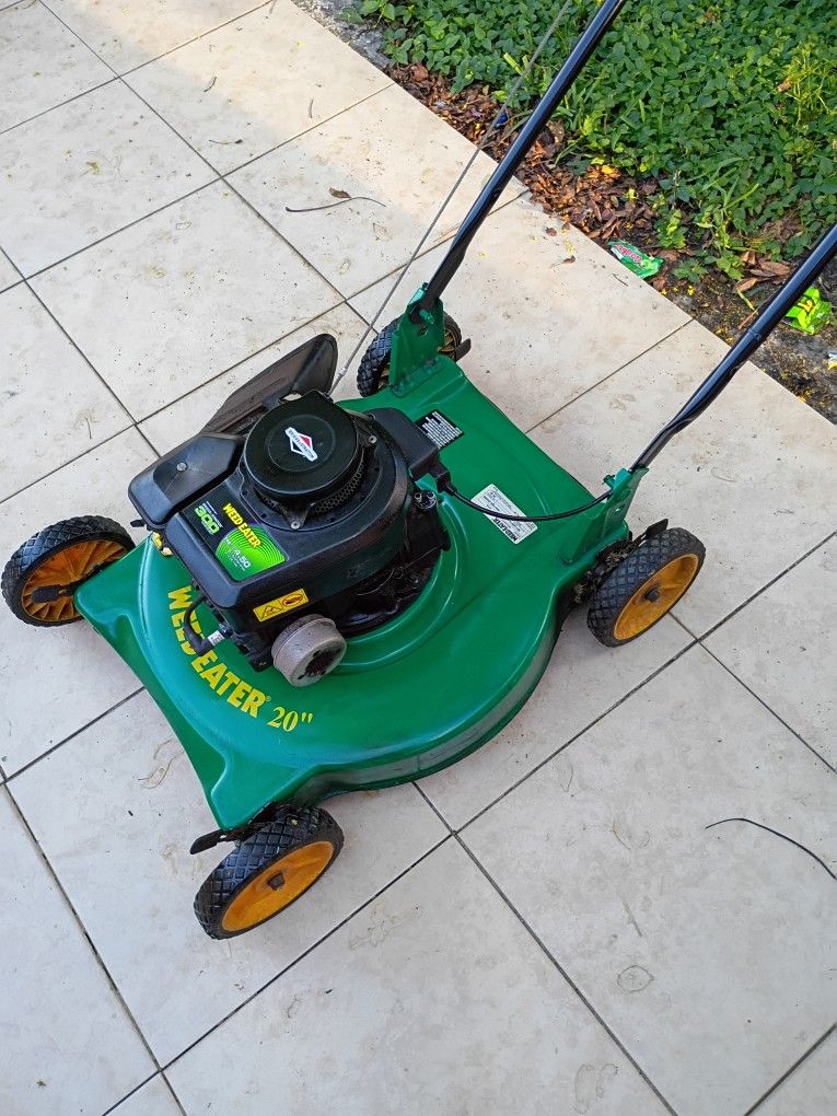 LIKE NEW PUSH MOWER. SHARP MULCHER BLADE, SIDE DISCH, Adjustable Wheels WORKS GREAT
