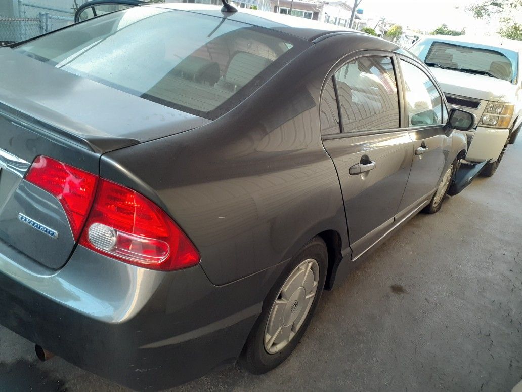 Honda civic 2009 hybrid parting out. Or take the car compl3motor. 150 000 miles i start it and trasmision still good. Text me for more information