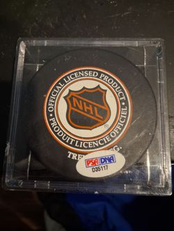 Eric Lindros signed the hockey puck