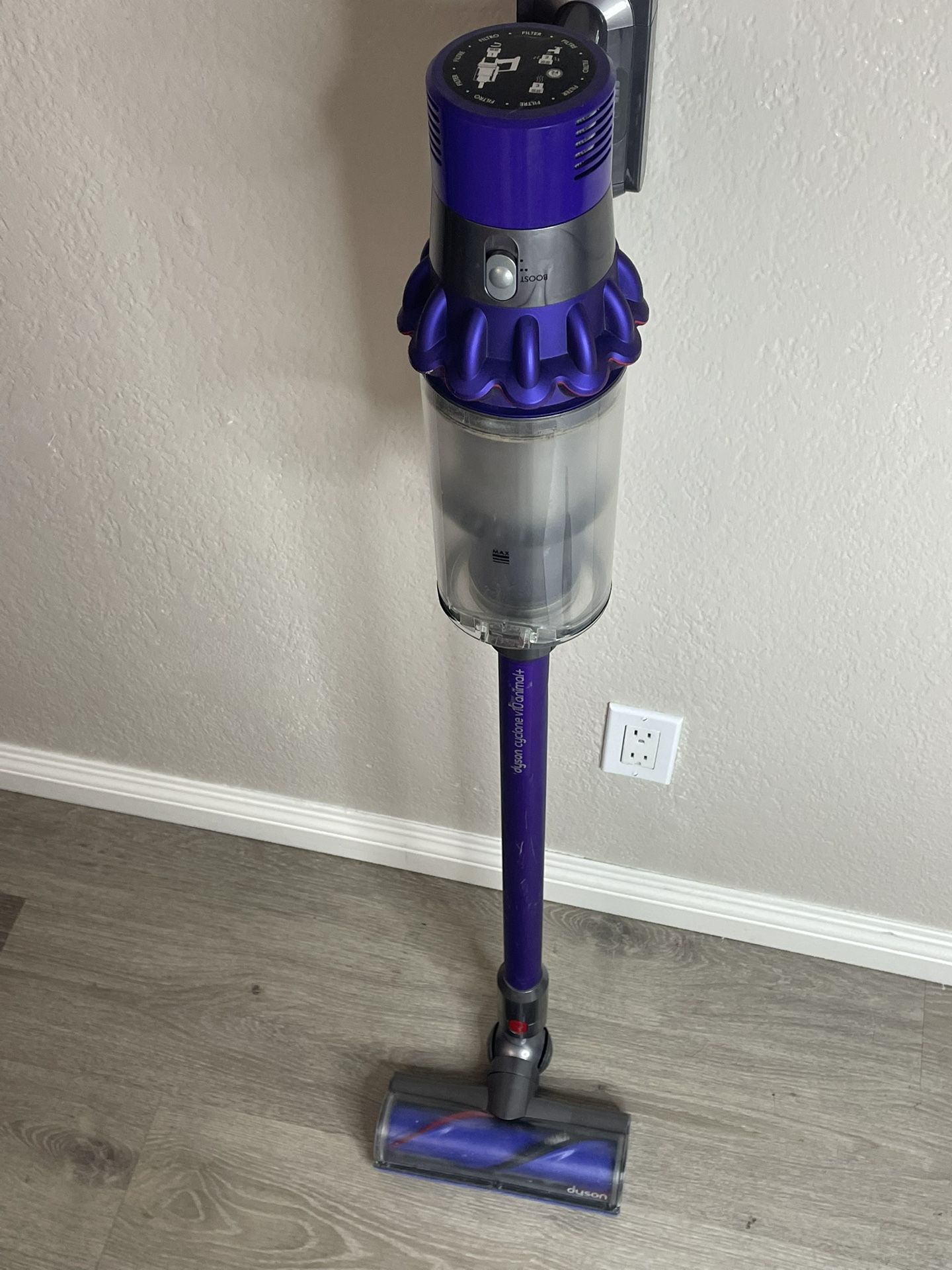 Dyson V10 Vacuum Stick Works Perfectly Great Battery- No Charger