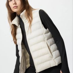 NEW Uniqlo Beige Oat Tech Puff Light Weight Down Vest Women Size Small