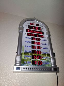 Clock Athan Muslim prayer works perfectly Oakland CA and u got buttons to change time in date Works perfectly Oakland CA