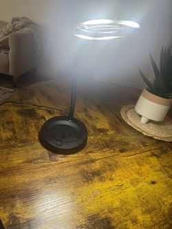 Desk magnifying lamp
