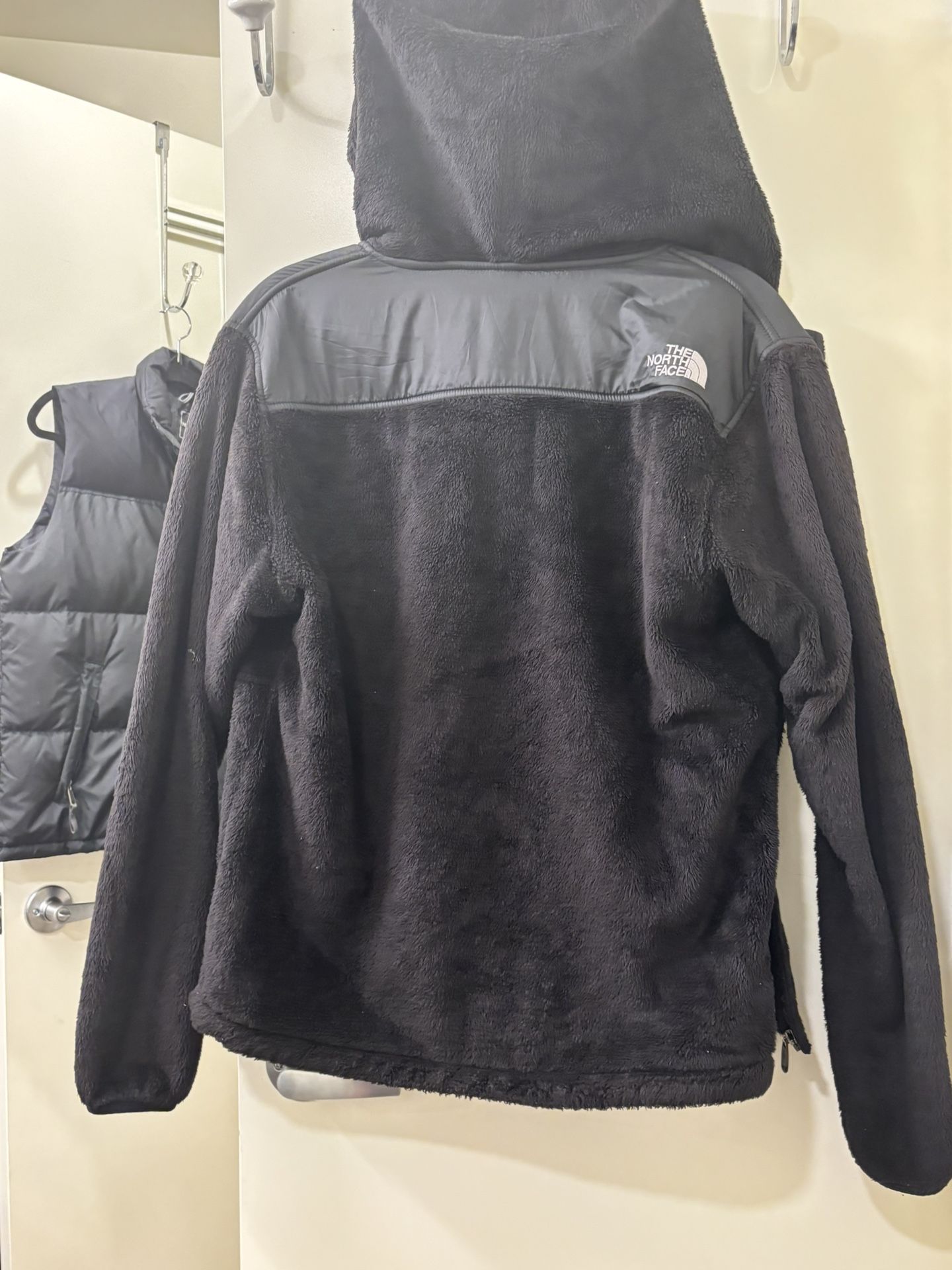 2 BLACK NORTHFACE 1JACKET 1 VEST