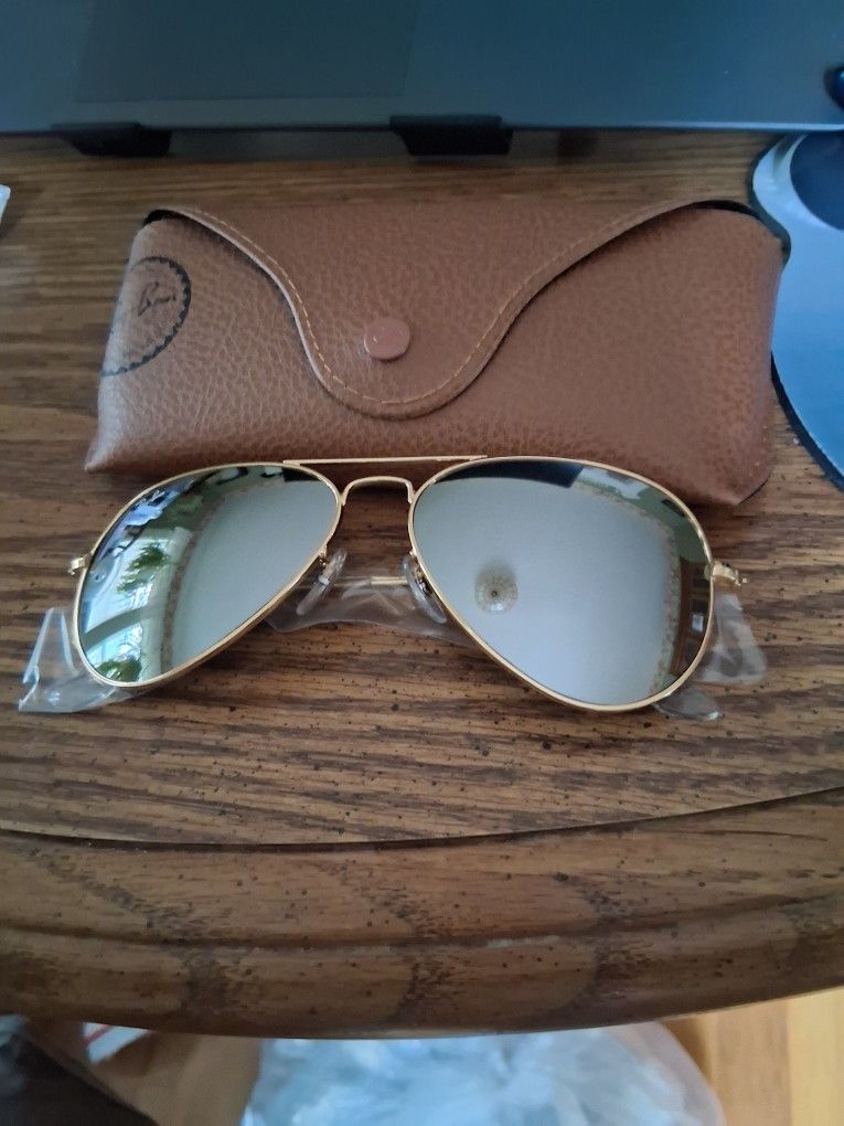 RAY BAN AVIATORS WITH A GOLD FRAME AND SILVER MIRROR LENSES. BRAND NEW