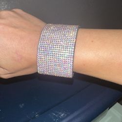 Rhinestone Metal Closure Bracelet 