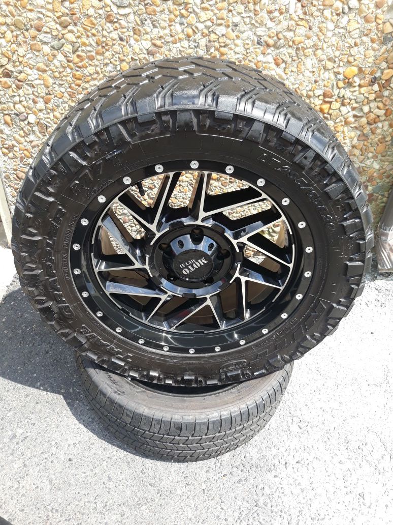 (Toyota Tundra) 20" Moto Metal rims and 33" Nitto Trail Grappler M/T tires