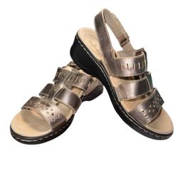 Women's Clarks Lexi Qwin Leather Cut Out Sandals Matte Gold Size 6W Lightweight