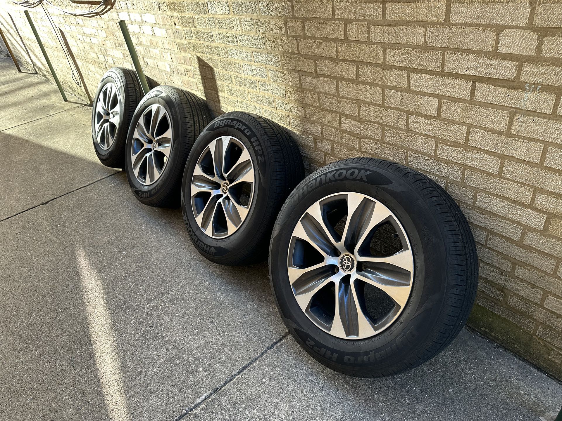 Set of wheels for Toyota Highlander R18.   5/114.3