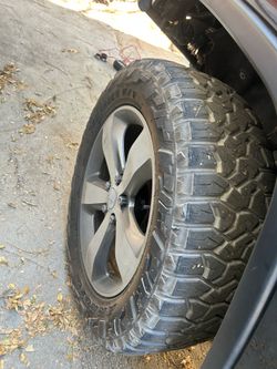 Vendo rines para jeep grand Cherokee con llantas 275/55/r20 , hace dos semanas fueron instaladas , llantas RT I sell wheels with 275/55/r20 tires, t