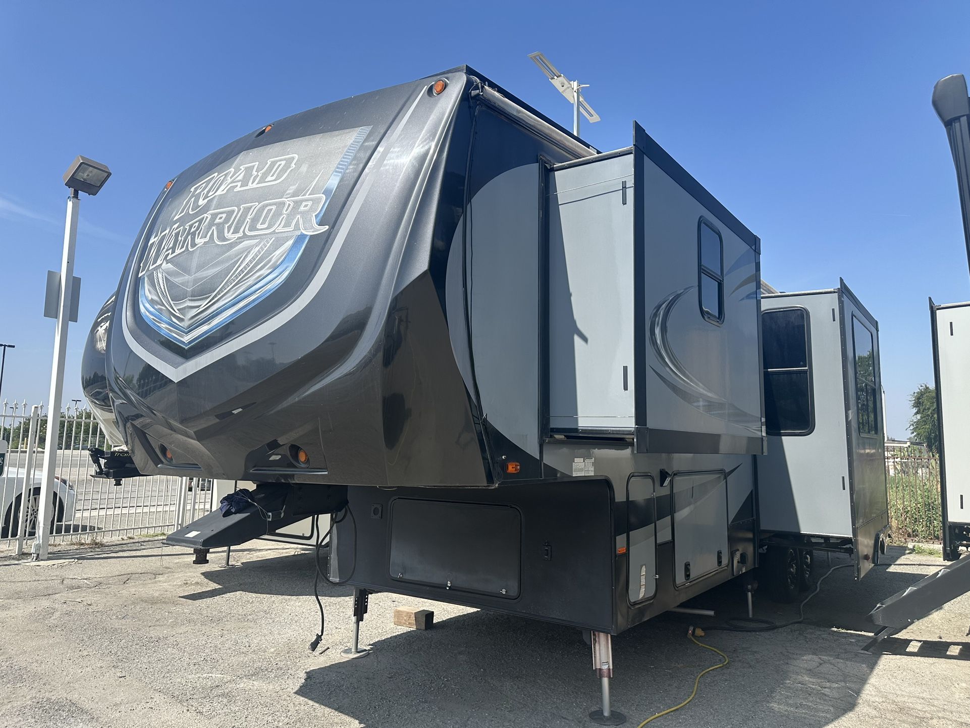 2016 Heartland Road Warrior Toy Hauler/ Rv/ Fifth Wheel / Travel Trailer 