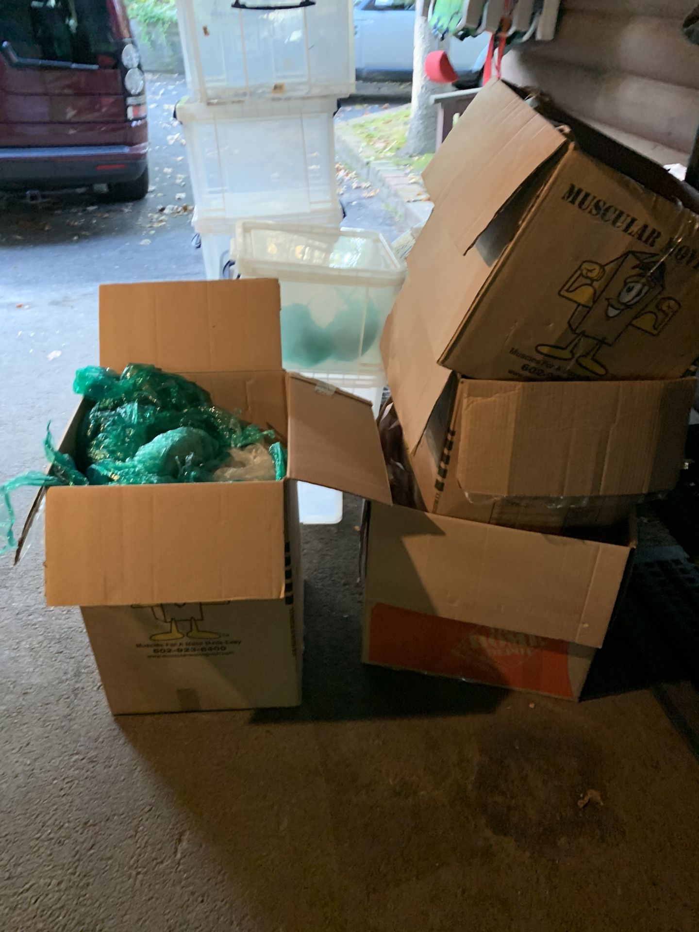 Free packing material for boxes