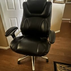 Executive Black Office Chair – Plush Comfort + Adjustable Height 