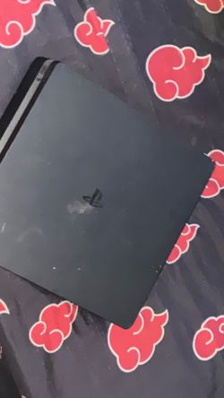 Selling ps4 nothing wrong no controllers or cord come with it