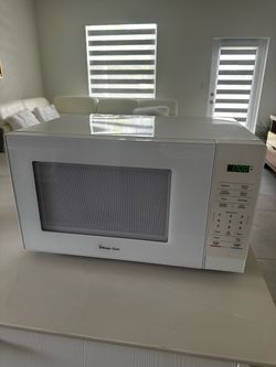 Magic Chef White Countertop Microwave 1,000 watts