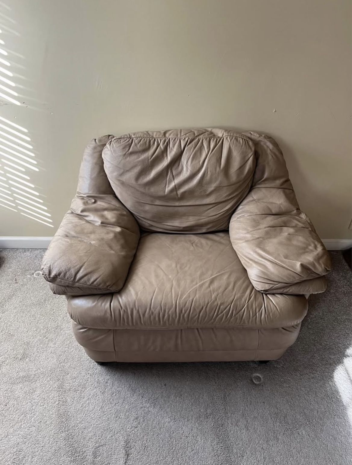 LEATHER LOVESEAT • LIKE NEW