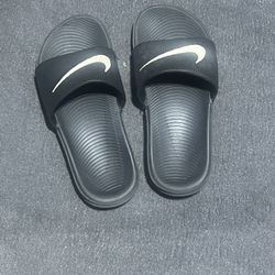  Nike Slides