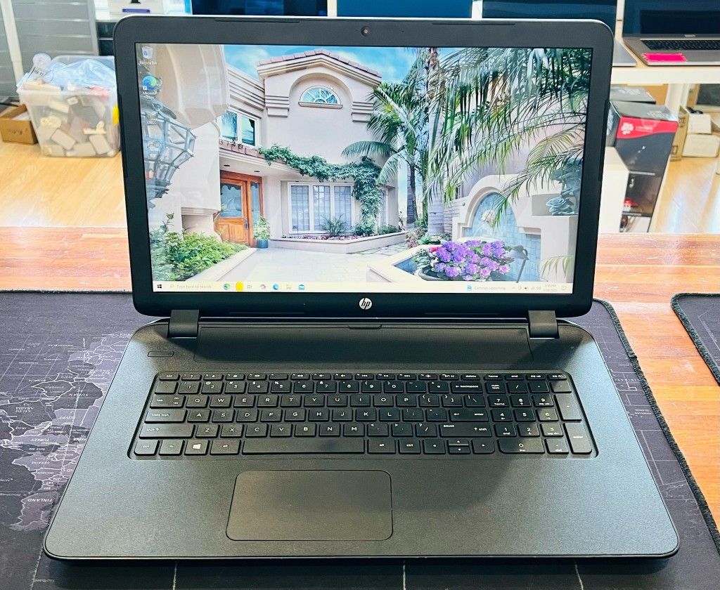 HP NoteBook 17” AMD A10-7300 1.90Ghz 6GB 256GB Windows 10
Radeon R6 Graphics 1GB VRAM
