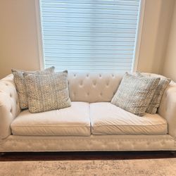 Elegant Tufted Sofa – Chesterfield Style – With Pillows Option